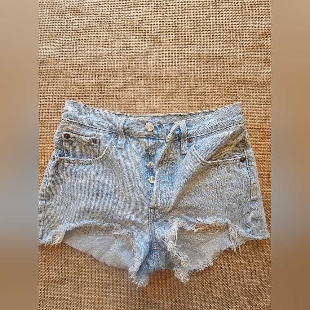 Levi’s 501 Original Light Wash Button Fly Denim Shorts (W25)